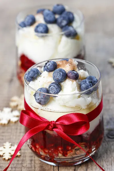 Layer strawberry, blueberry and muesli dessert in glass goblet o — Stock Photo, Image