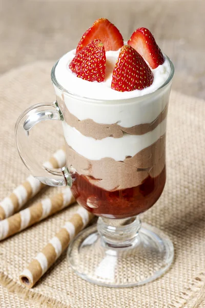 Layer strawberry and chocolate dessert in glass goblet — Stock Photo, Image