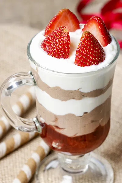 Layer strawberry and chocolate dessert in glass goblet — Stock Photo, Image