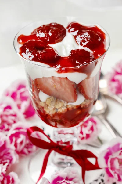 Lager jordgubbar och müsli efterrätt i glas bägare. selektiv f — Stockfoto