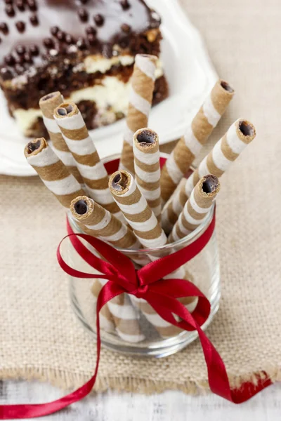 Rollos de oblea rayados, delicioso bocadillo de chocolate —  Fotos de Stock