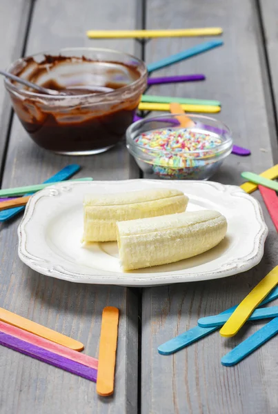 Preparing chocolate dipped bananas dessert — Stock Photo, Image