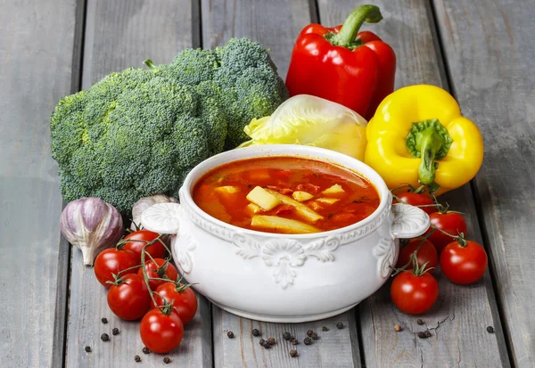 Misku polévky rajčatová na dřevěný stůl — Stock fotografie
