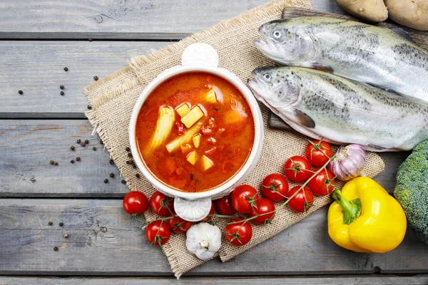 Tigela de sopa de tomate na mesa de madeira — Fotografia de Stock