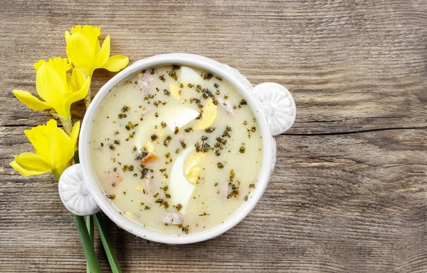 A sopa de centeio azedo feito de farinha de centeio azedo e carne (geralmente boi — Fotografia de Stock