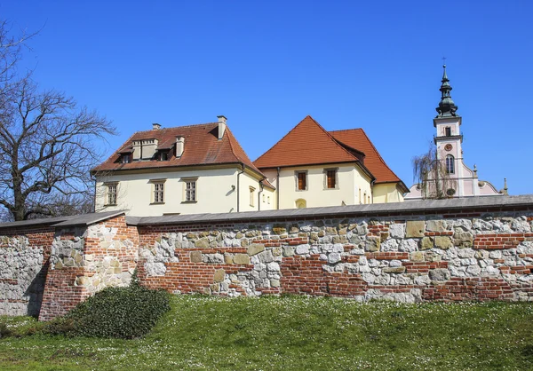 Park przez średniowieczny zamek, wieliczka, Polska. — Zdjęcie stockowe