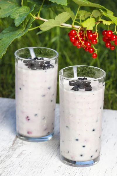 Smoothie Blueberry i Czerwona porzeczka, na drewnianej tacy. przyjęcie w ogrodzie, — Zdjęcie stockowe