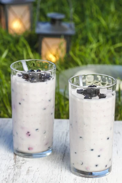 Smoothie Blueberry i Czerwona porzeczka, na drewnianej tacy. przyjęcie w ogrodzie, — Zdjęcie stockowe