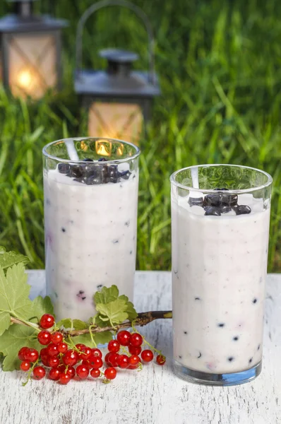 Smoothie Blueberry i Czerwona porzeczka, na drewnianej tacy. przyjęcie w ogrodzie, — Zdjęcie stockowe