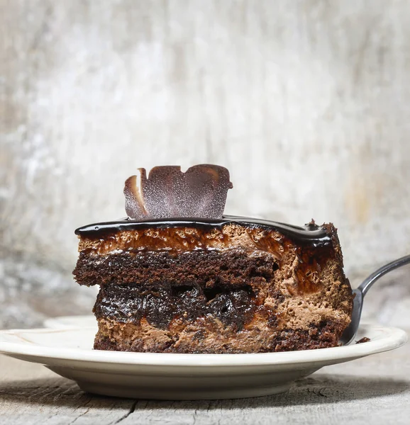 Gâteau au chocolat sur fond en bois. Espace de copie — Photo