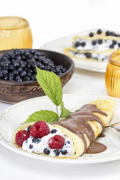 Panqueques con arándanos y frambuesas — Foto de Stock