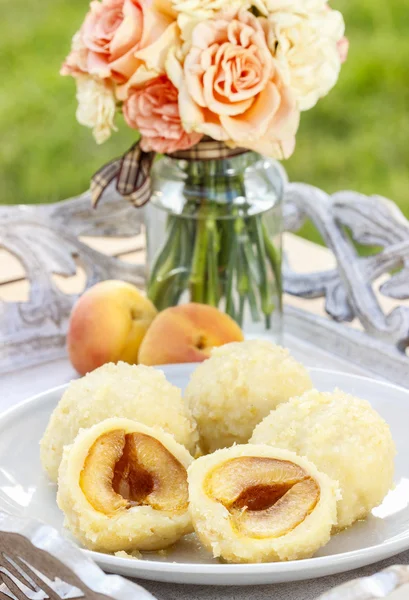 Albaricoque en pastelería, plato popular austriaco. Mesa de fiesta jardín —  Fotos de Stock