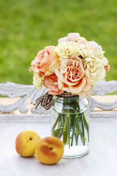 Bouquet of pastel roses and carnations in the garden. Copy space — Stock Photo, Image