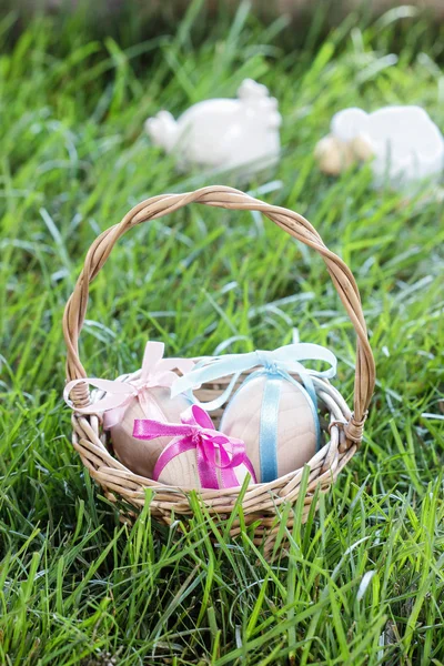 Basket of easter eggs standing on fresh grass — Stock Photo, Image