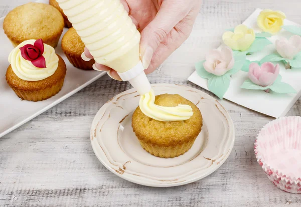 Frau macht Cupcakes — Stockfoto