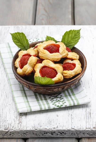 Puff pastry cookies filled with fresh strawberries — Stock Photo, Image