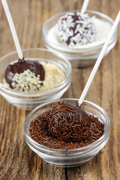 Decorating chocolate cake pops — Stock Photo, Image