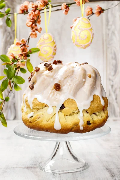 Pastel de Pascua tradicional en mesa de madera — Foto de Stock