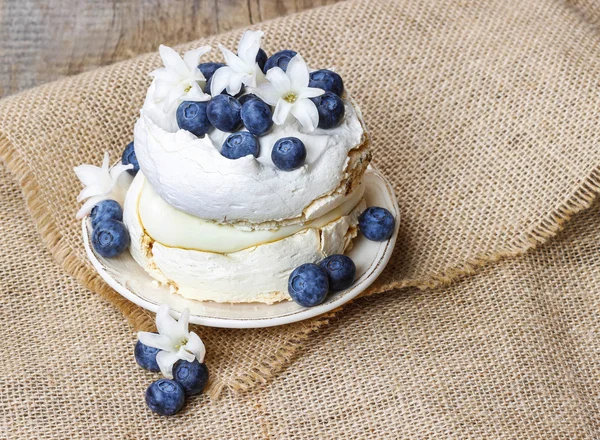 Merengue decorado con arándanos — Foto de Stock