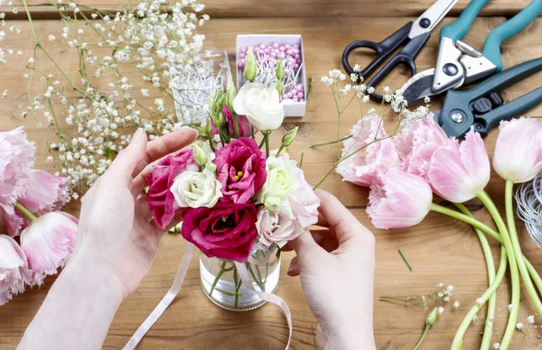 Mujer haciendo decoraciones florales de boda. Pequeño ramo de belleza —  Fotos de Stock