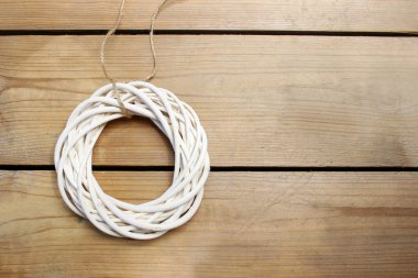 Beyaz hasır çelenk