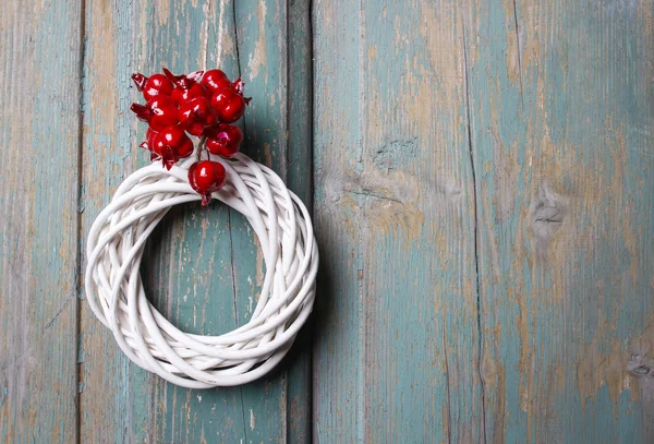 White wicker wreath on wooden door — Stock Photo, Image