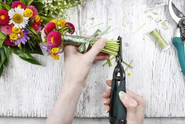 Florist på jobbet. kvinna att göra bukett vilda blommor — Stockfoto