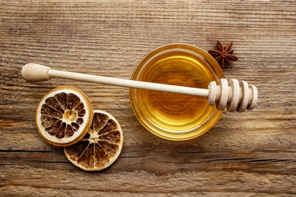 Skål med honung på träbord. — Stockfoto