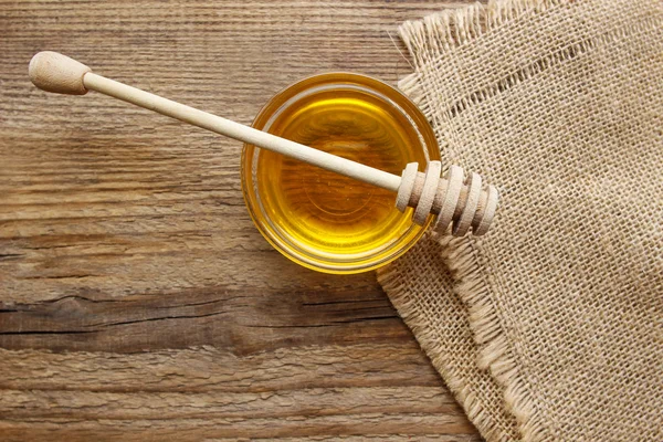 Bowl of honey on wooden table. — Stock Photo, Image