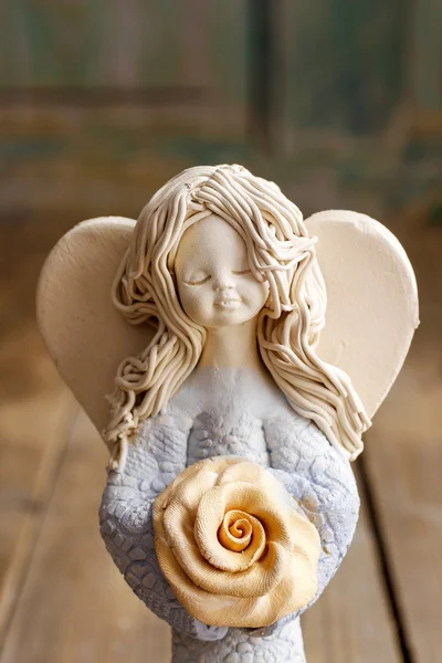 Anioł ceramiczny na drewnianym stole — Zdjęcie stockowe