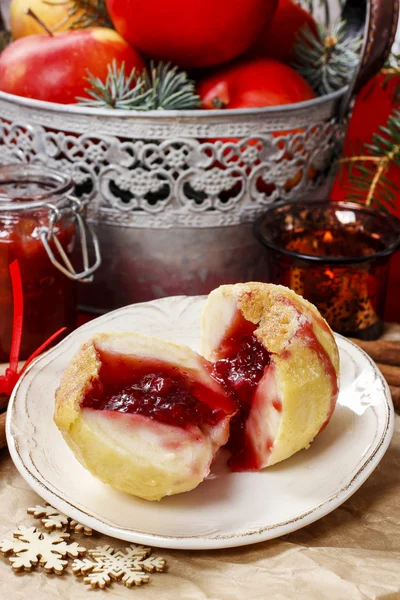 Baked apples stuffed with blueberry jam — Stock Photo, Image