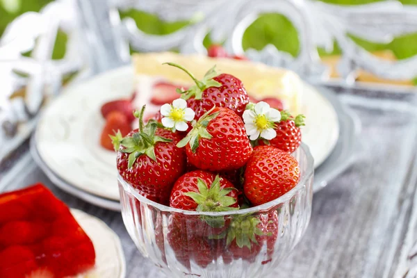 Glass bowl of strawberries — Stock Photo, Image