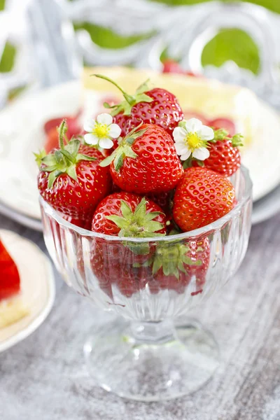 Glazen kom van aardbeien — Stockfoto