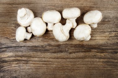 Ahşap masa üzerinde üstten görünüm agaricus mantar. Kopya alanı, boş