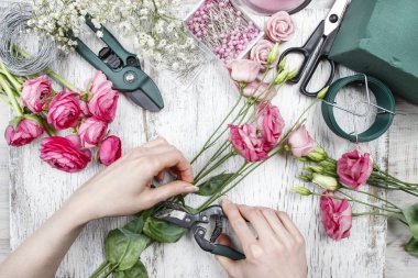 Çiçekçi iş başında. kadın güzel buket pembe eustoma yapma 