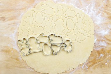 Paskalya gingerbread çerezleri hazırlanıyor. pasta yapma adımları.