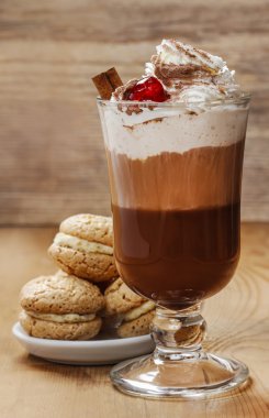 İrlandalı kahve ve kurabiye ahşap masa üzerinde yığını