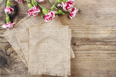 ahşap arka plan üzerinde kırmızı ve beyaz Karanfil çiçek. kopya alanı