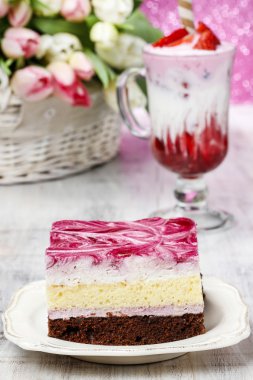 pembe krema pasta katman. Çilekli milkshake bardak süslemeleri
