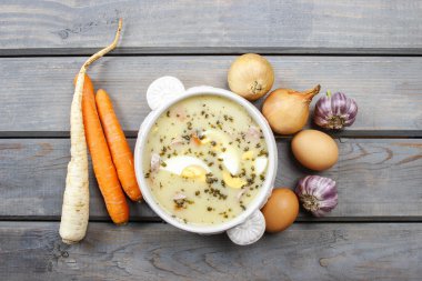 Üstten Görünüm ekşi çavdar çorba asitlendirilmiş çavdar unu ve et yapılmış 