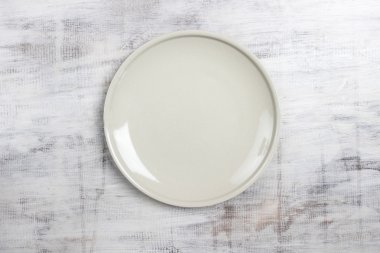 Kırsal ahşap masadaki en üstteki boş tabak