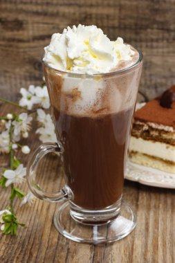 ahşap masa İrlandalı kahve. tiramisu pasta ve çiçek açan elma b