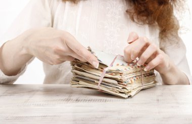paket vintage harf tutan kadın