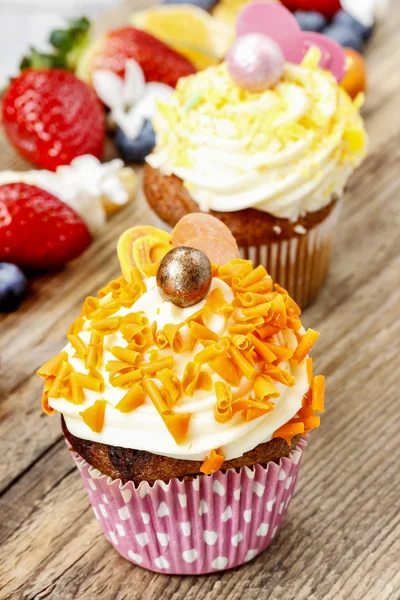Bellissimi cupcake decorati con spruzzi di arancia — Foto Stock
