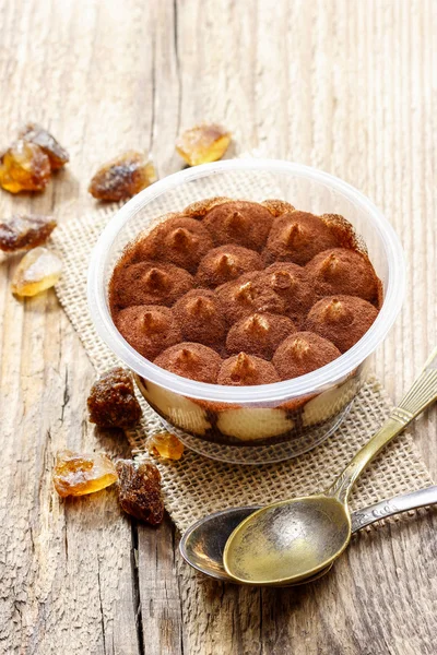 Sobremesa Tiramisu em mesa de madeira. Confeitaria italiana — Fotografia de Stock