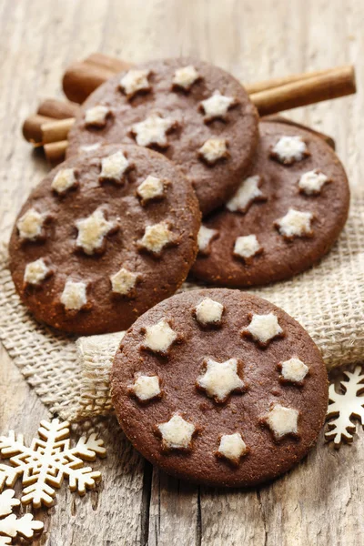 Kulaté čokoládové cookies zdobený polevou hvězdičky — Stock fotografie