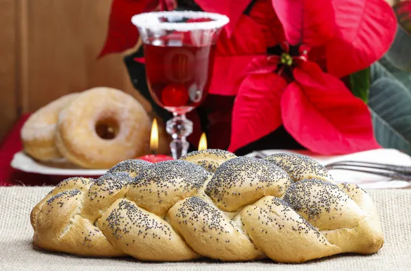 Pão festivo na mesa. Decorações de Natal vermelho no bac — Fotografia de Stock