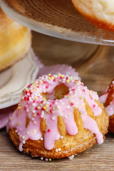 Pastel de levadura de Pascua y rosquillas en mesa de madera. Receta tradicional —  Fotos de Stock