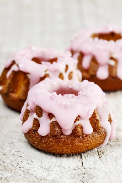 Traditional easter yeast cake decorated with pink icing — Stock Photo, Image