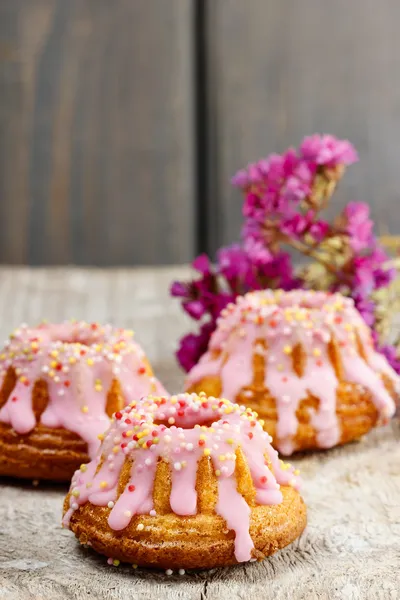 Traditioneller Osterhefekuchen mit rosa Zuckerguss — Stockfoto